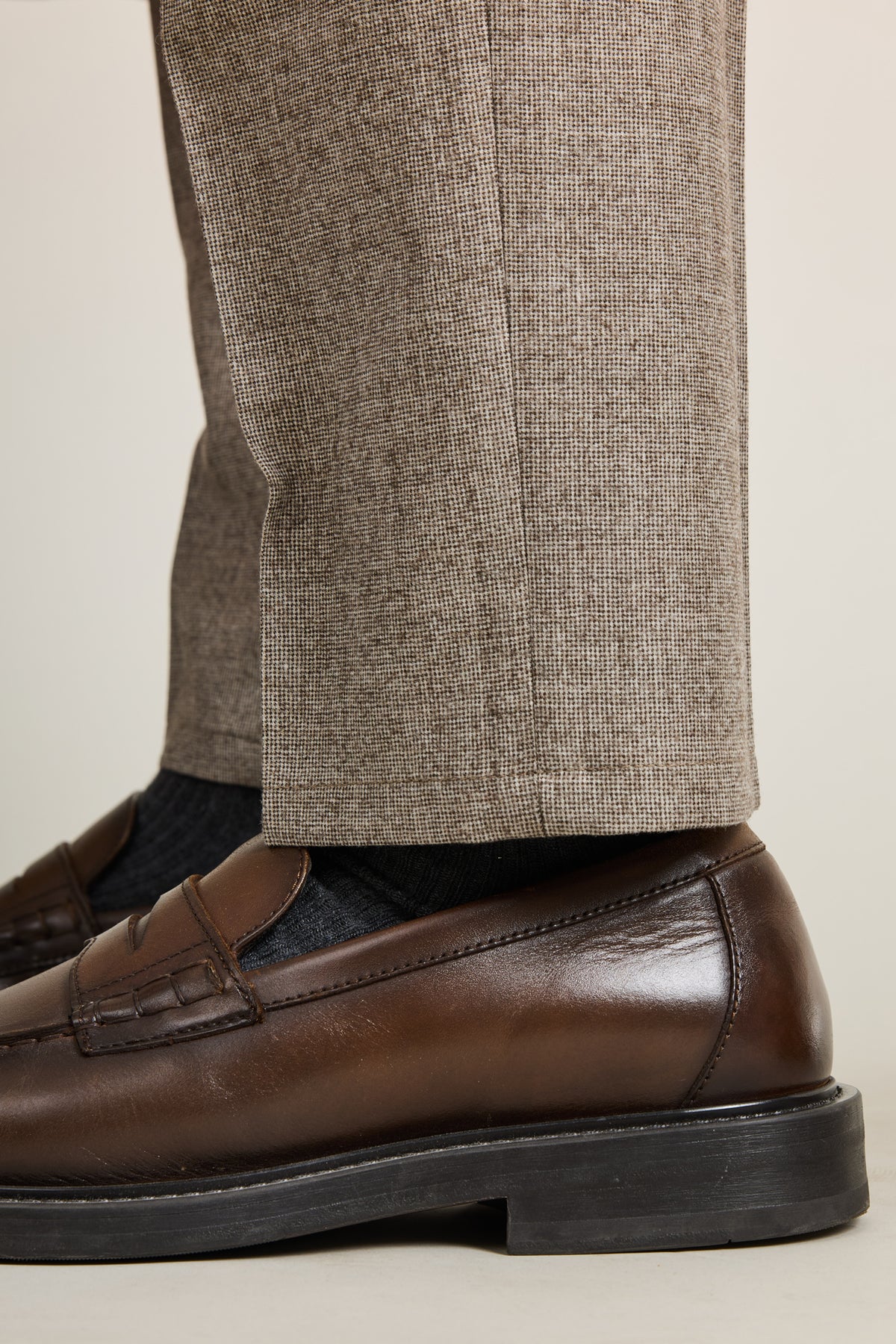 Beige pleated pants