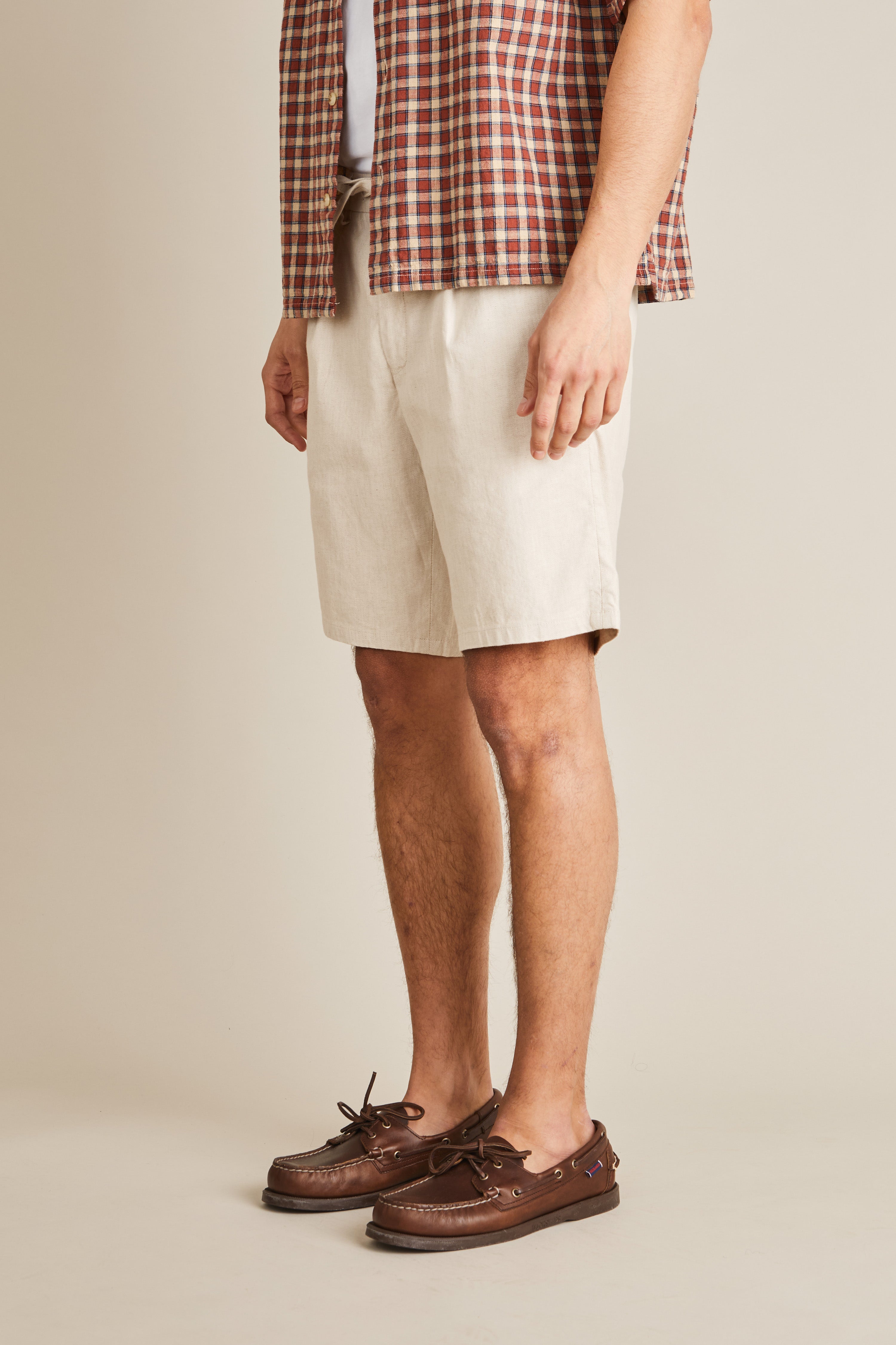 Off-white cotton-linen Bermuda shorts
