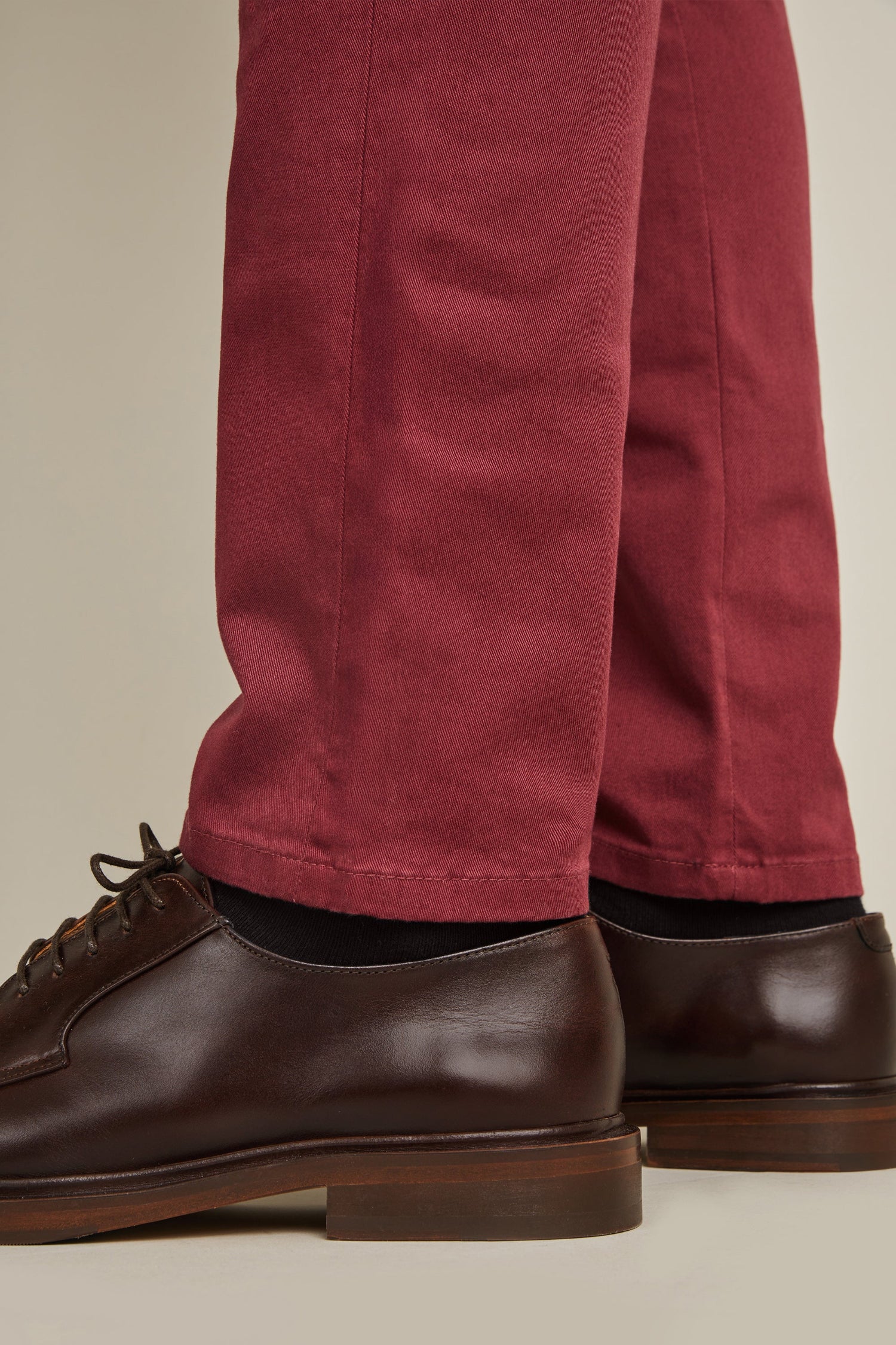 Chino bordeaux foncé
