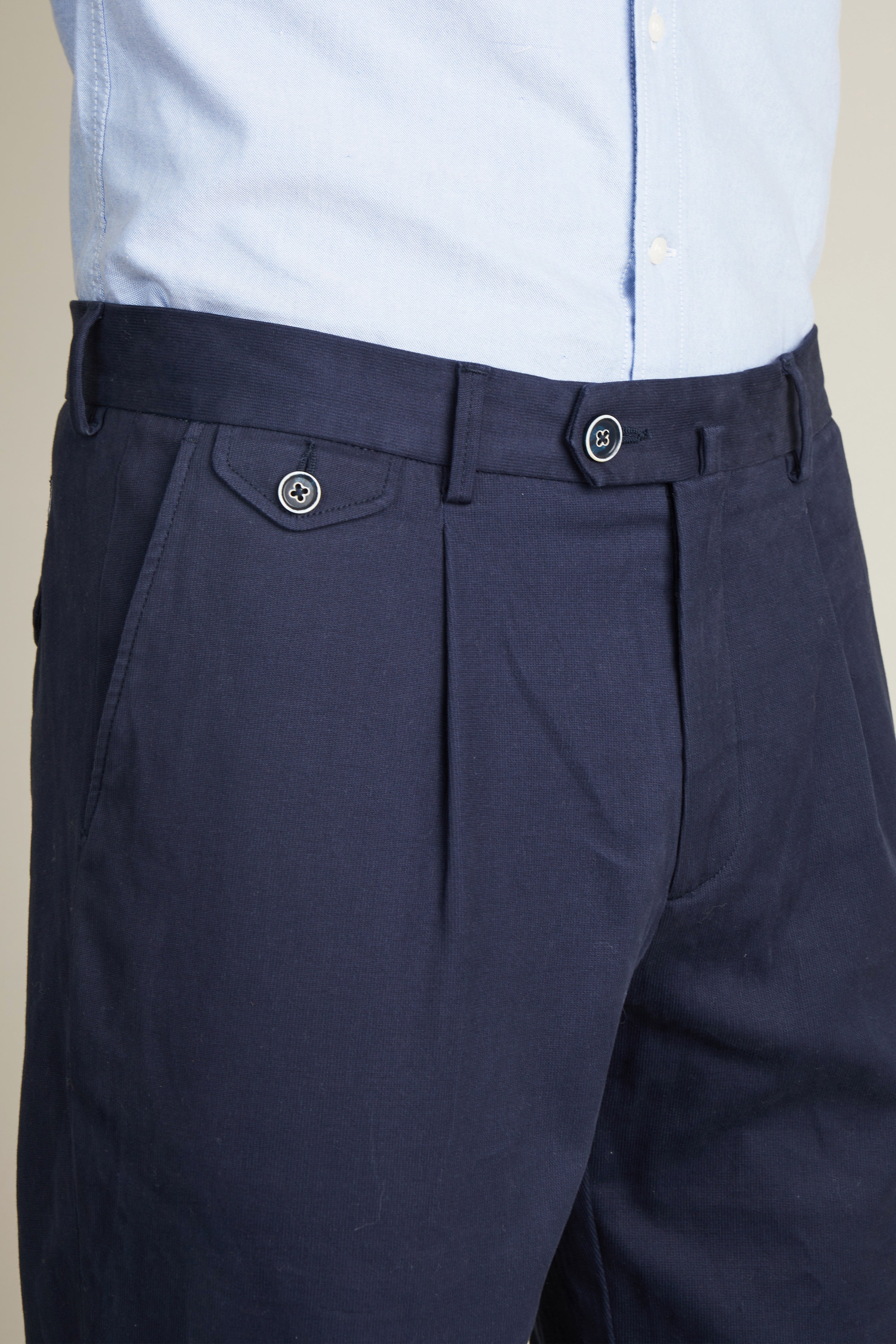 Chino à pinces marine