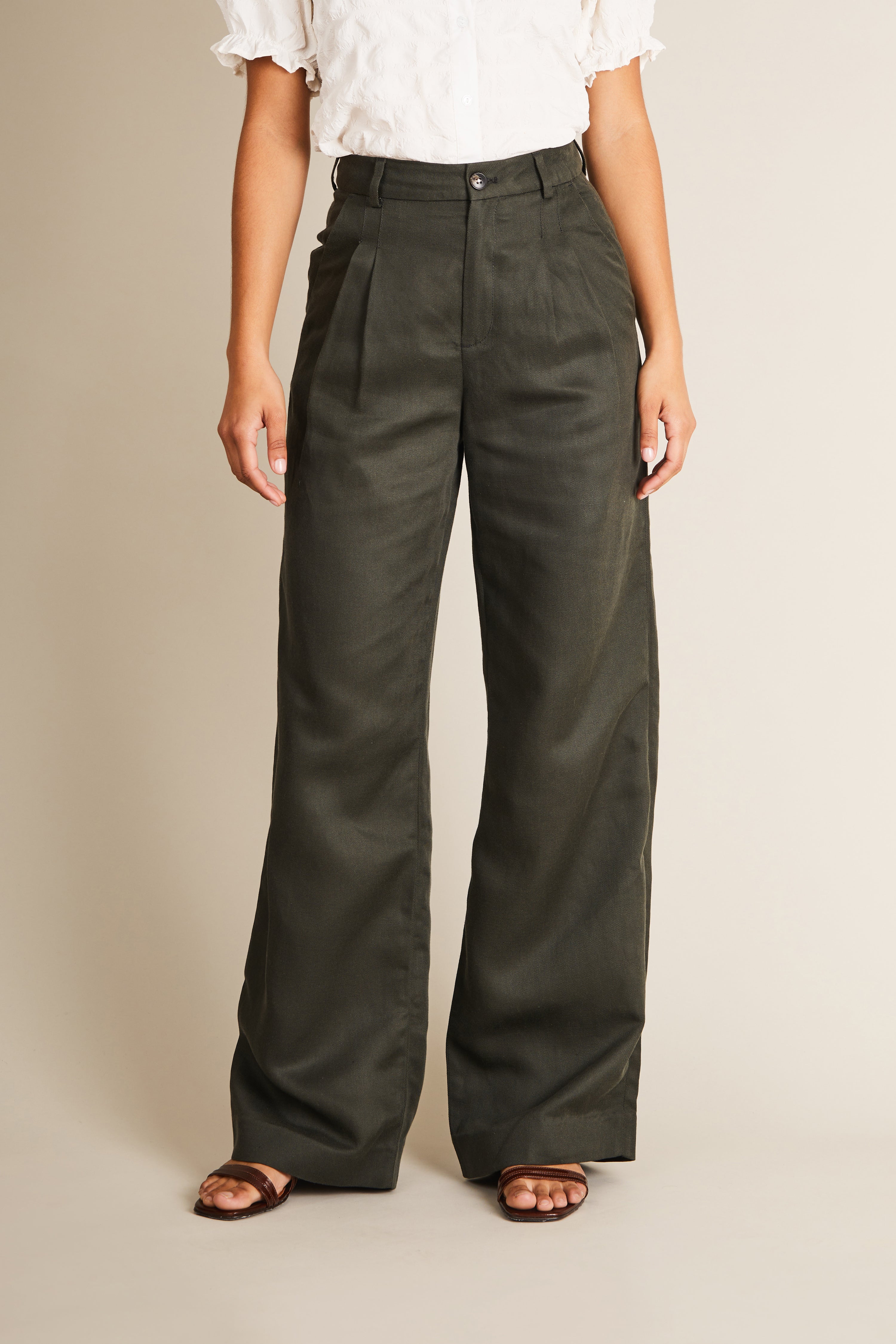 Green lightweight pleated pants