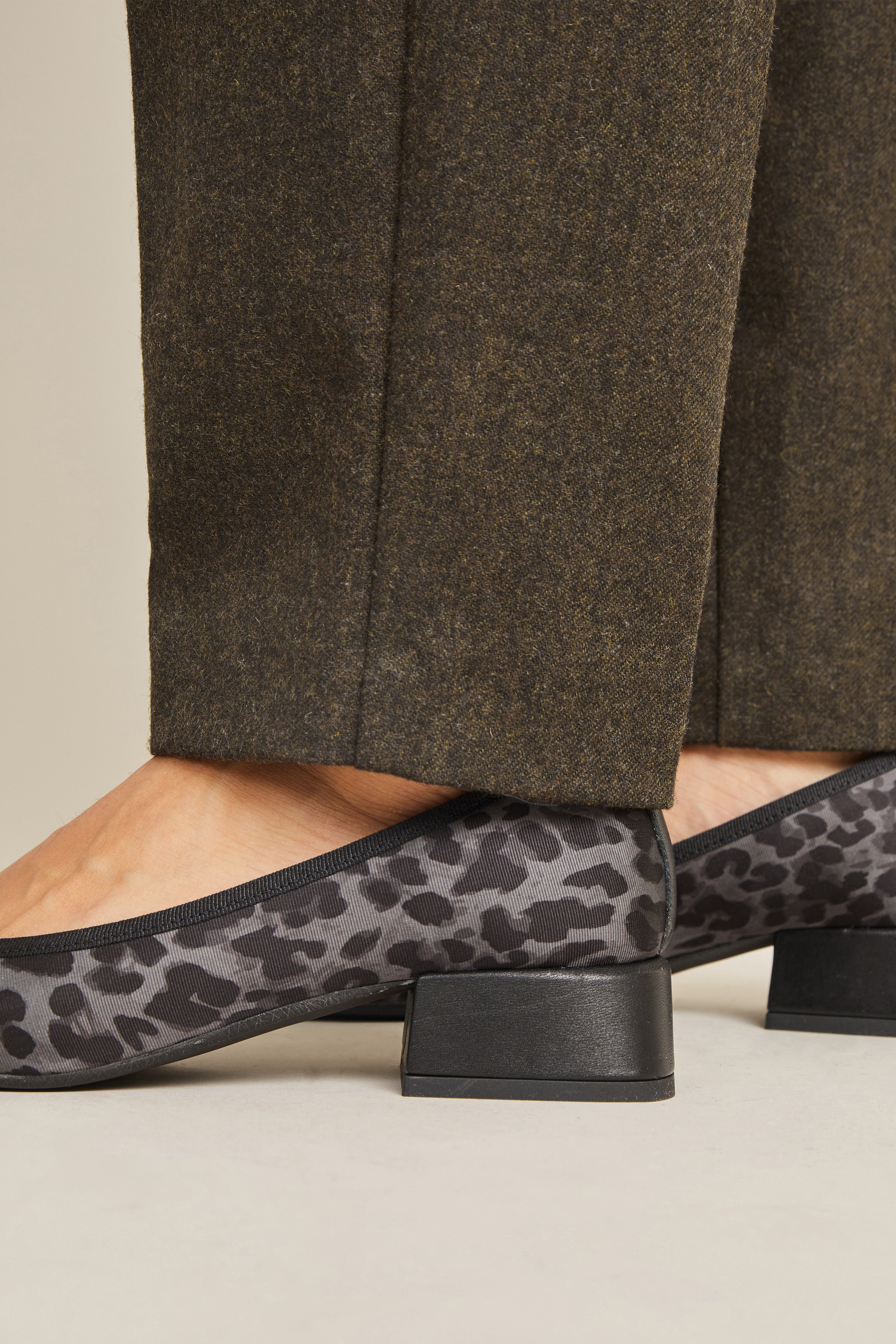 Flannel tailored pants in olive green