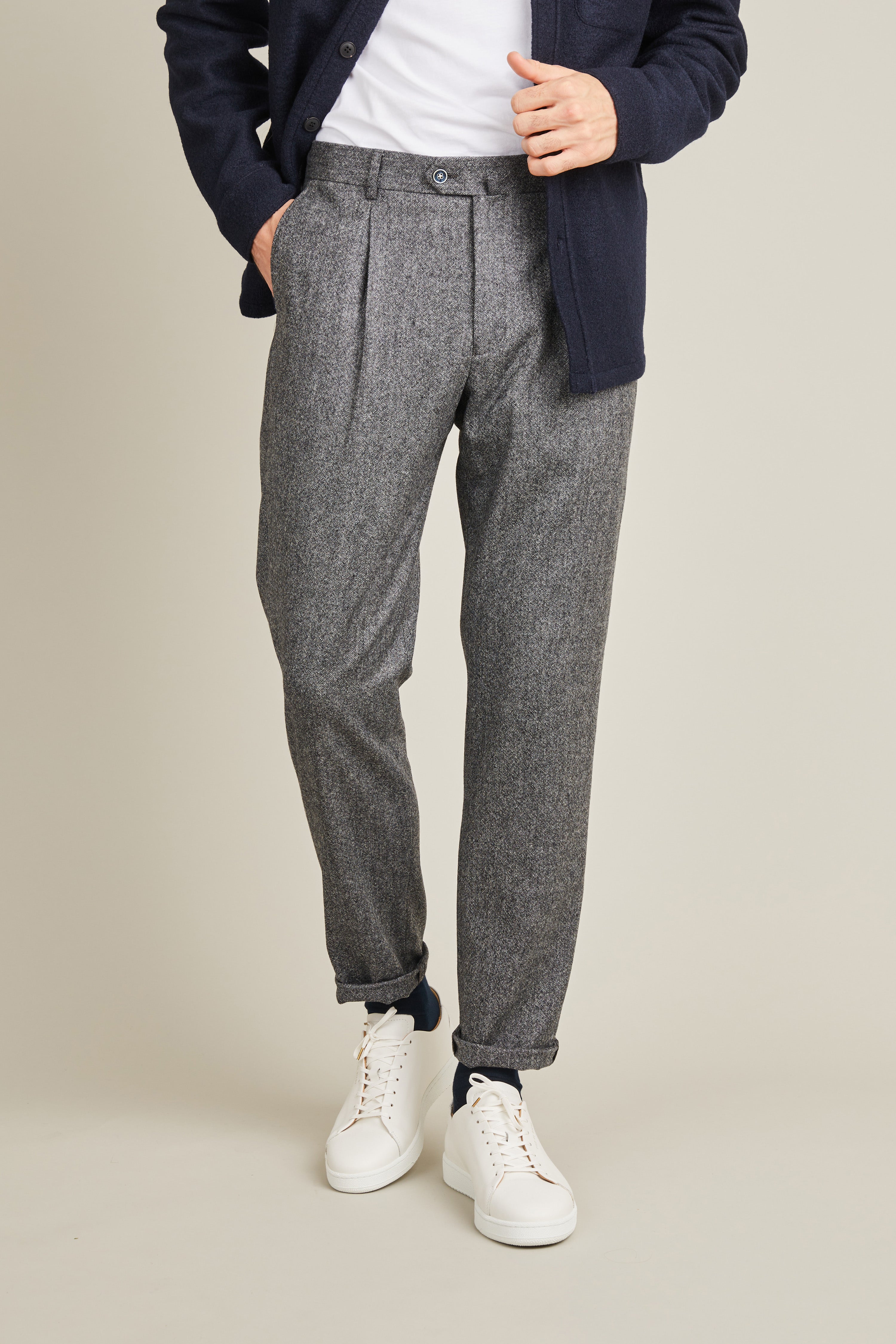 Flannel pleated pants in charcoal grey