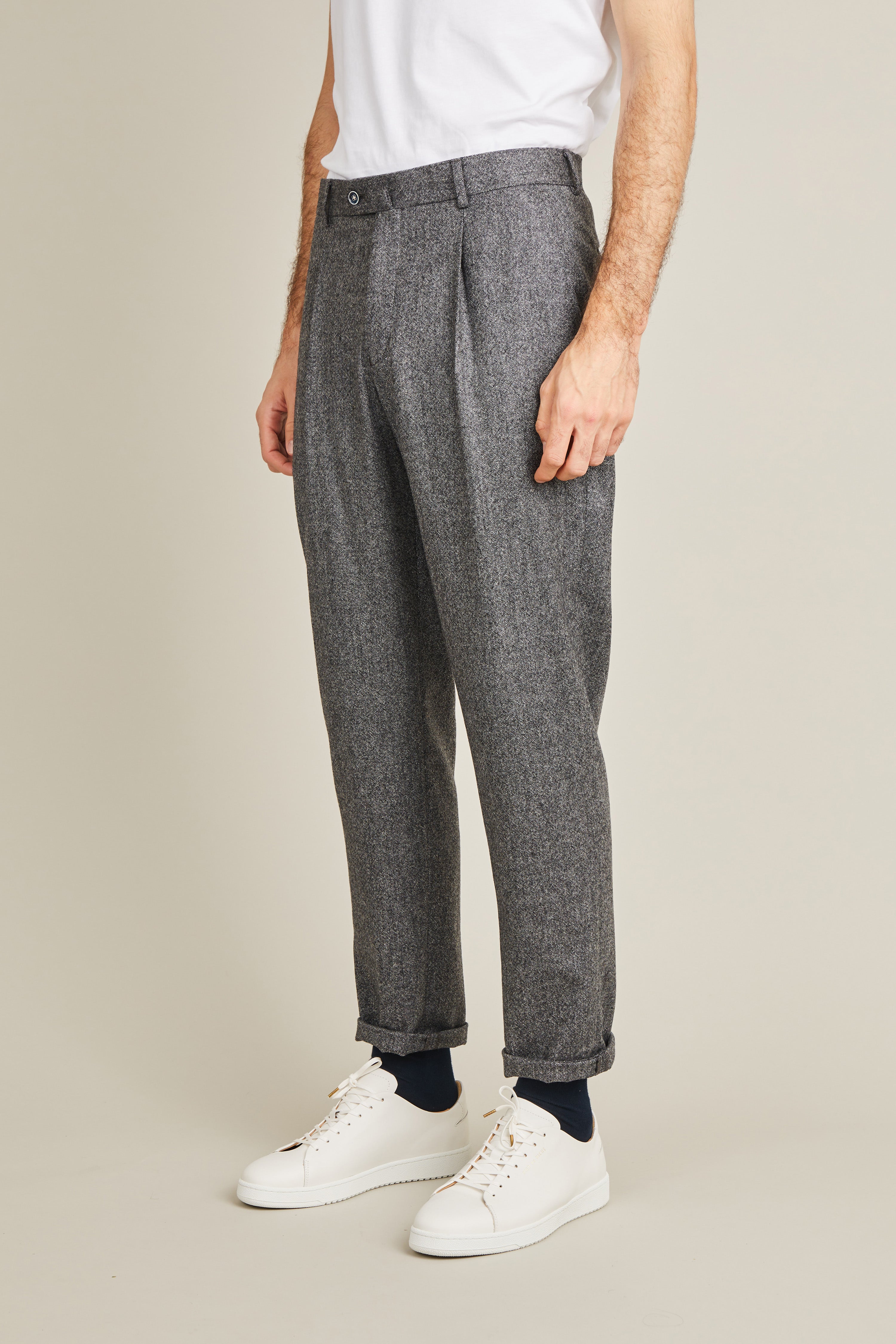Flannel pleated pants in charcoal grey