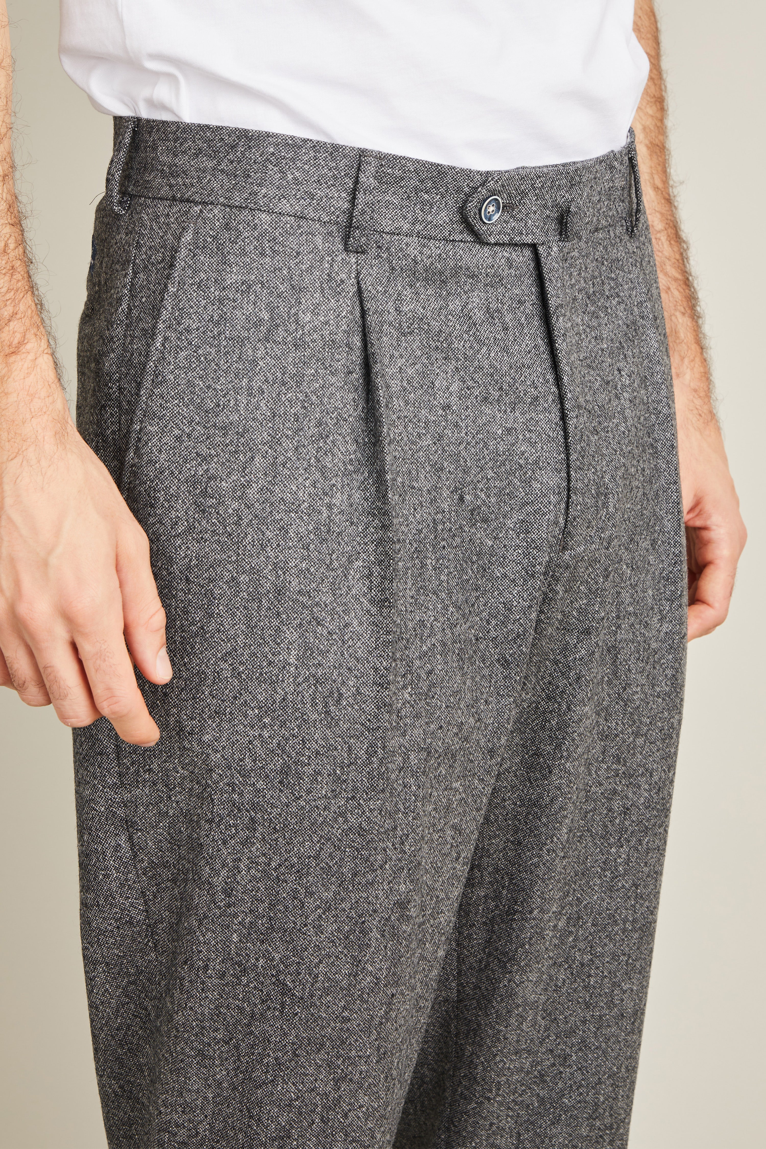 Flannel pleated pants in charcoal grey