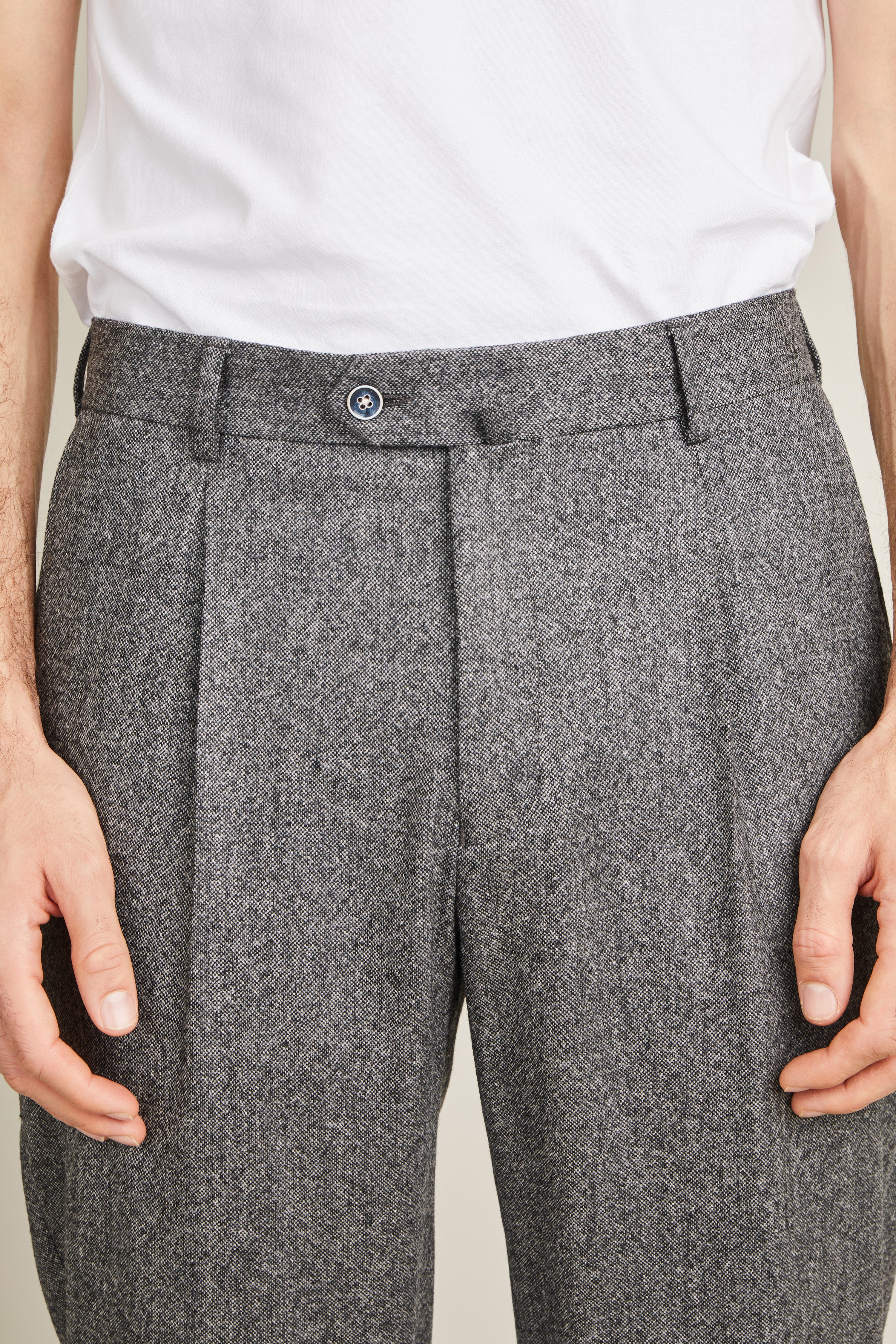 Flannel pleated pants in charcoal grey