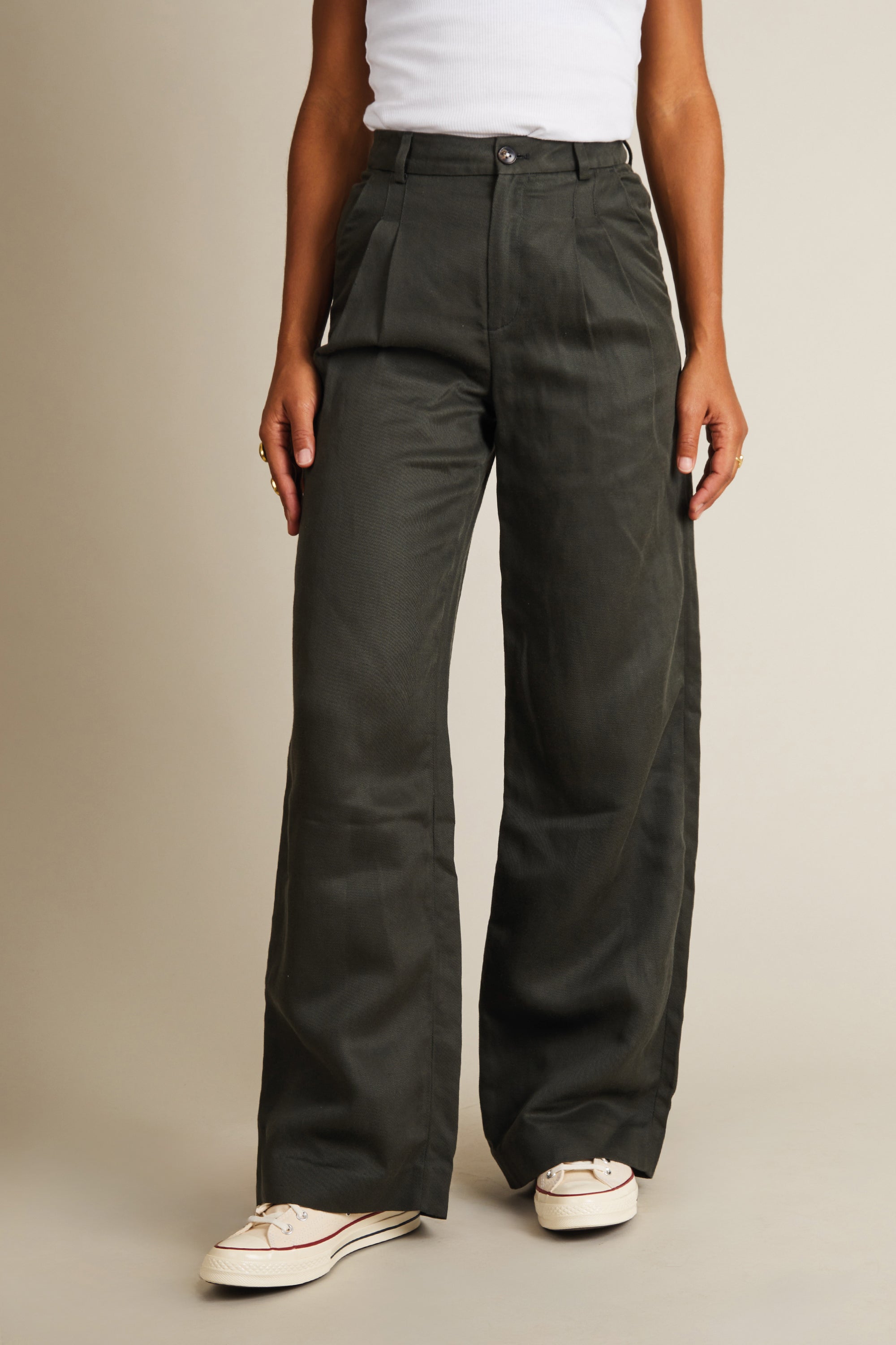 Green lightweight pleated pants