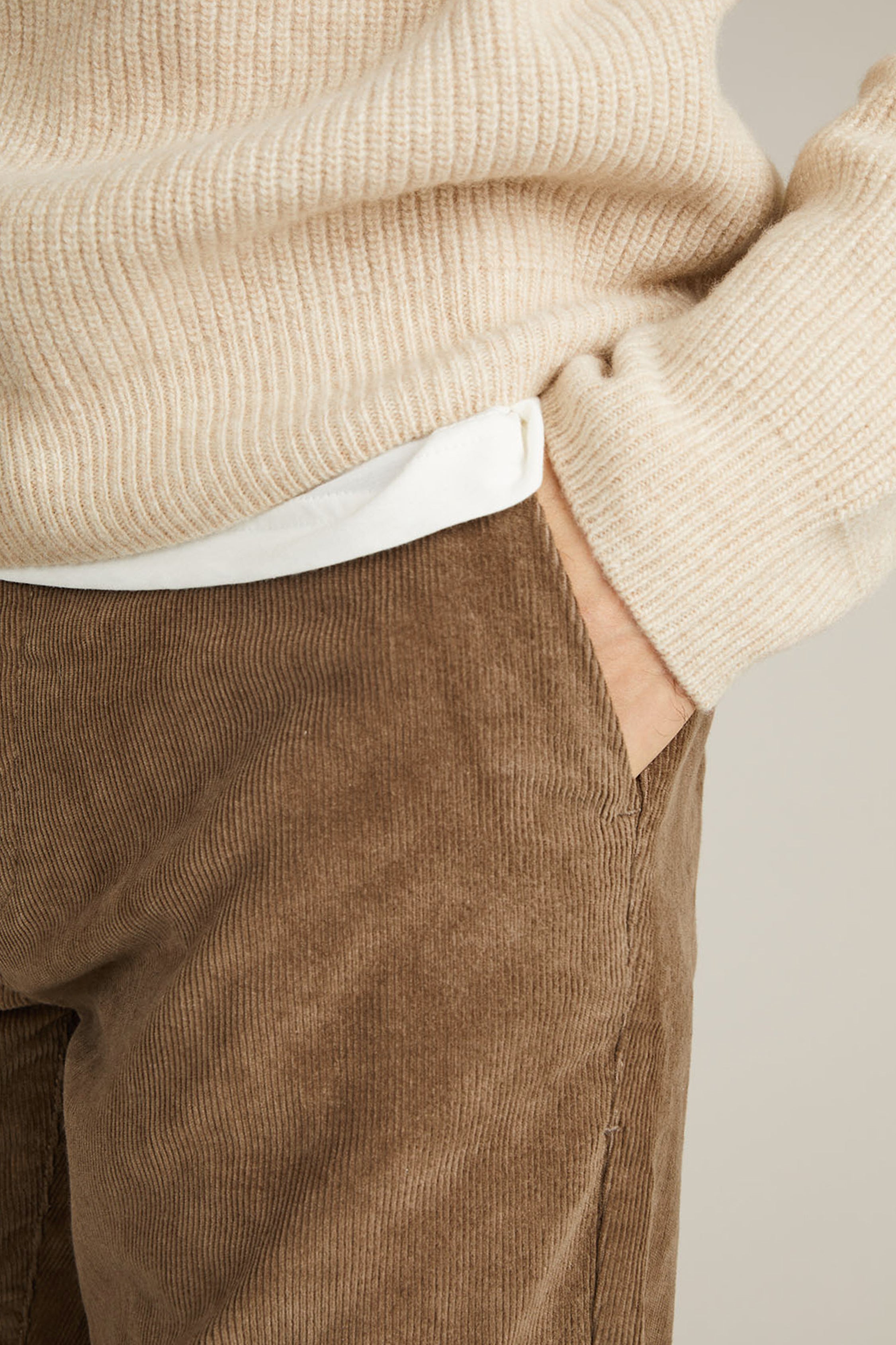 Snuff-colored corderoy chinos