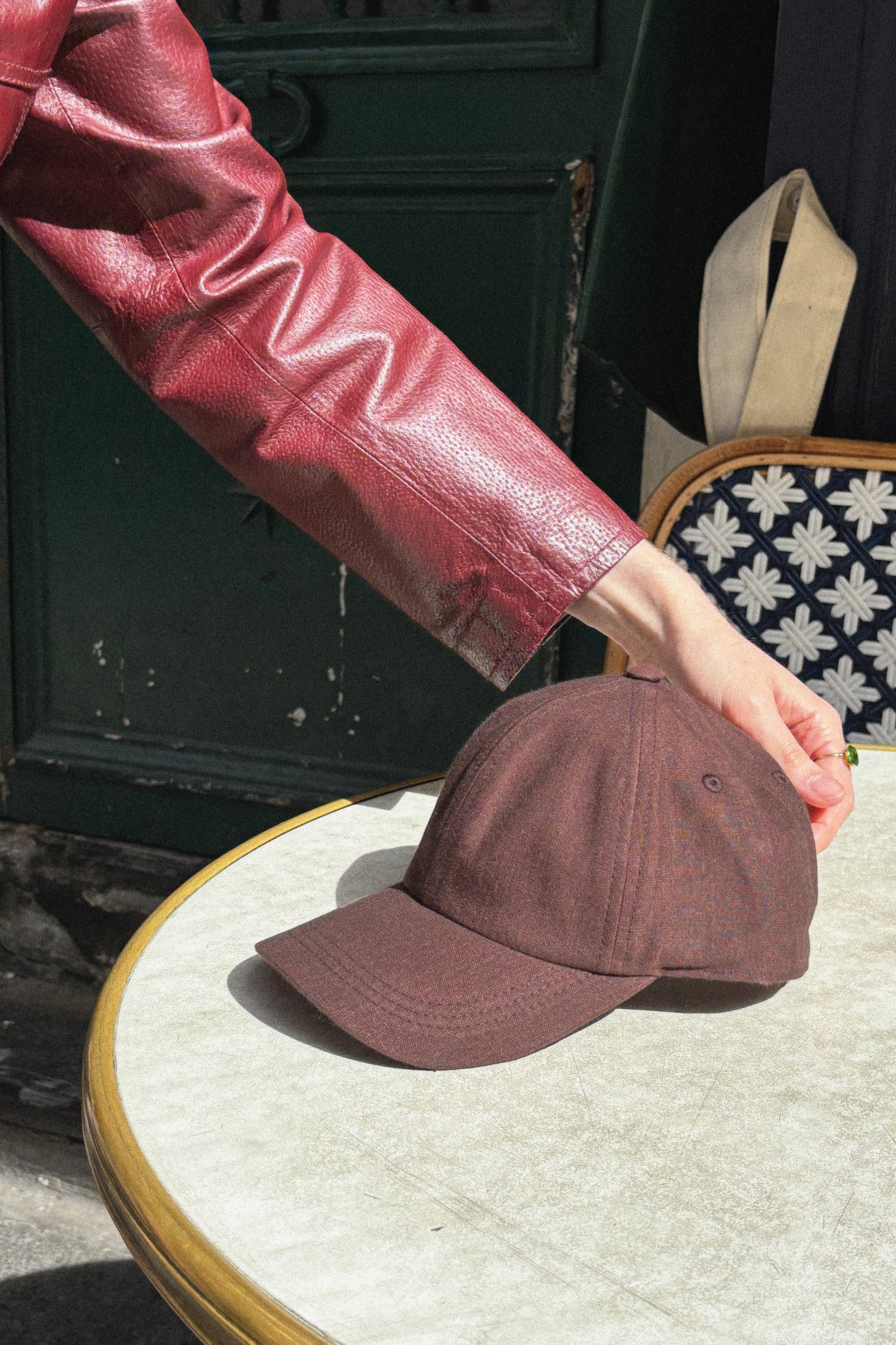 Ebony cotton-linen cap