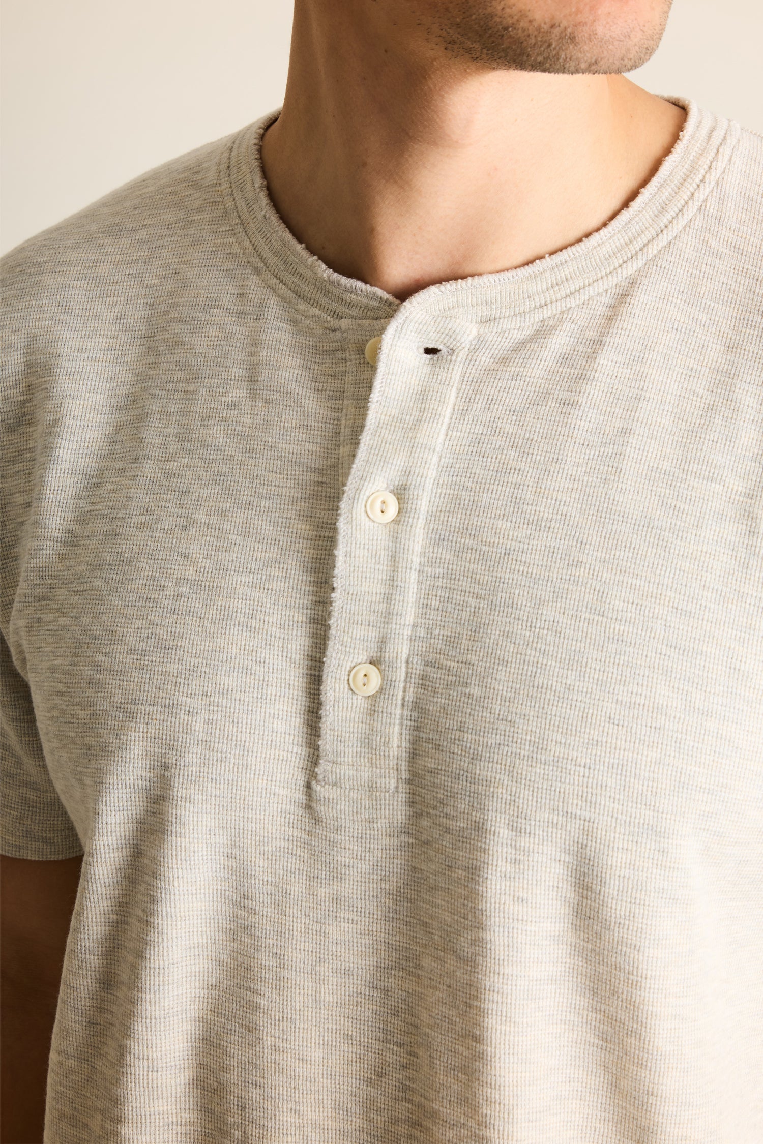 Tee-shirt henley gris chiné