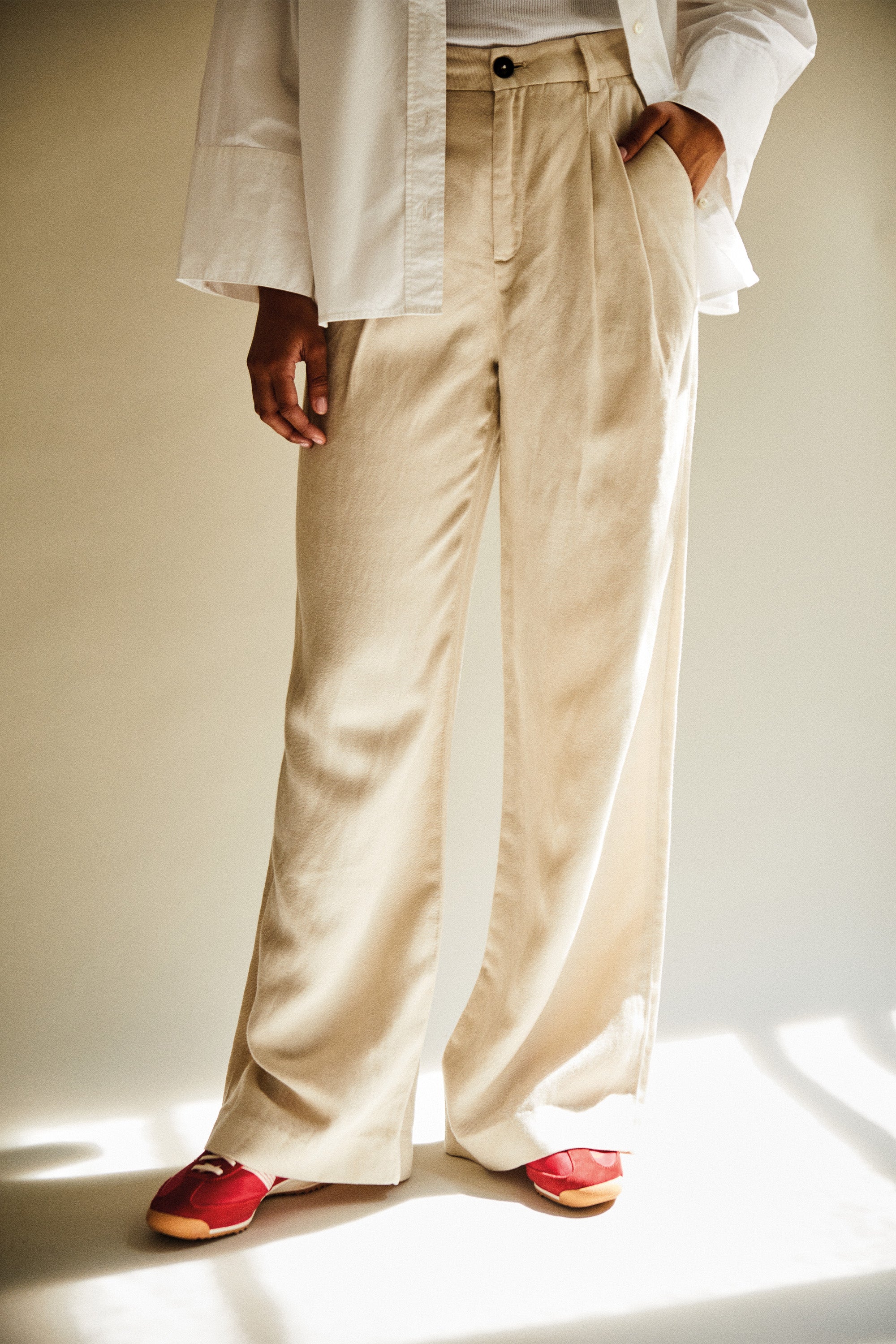 Lightweight ecru pleated trousers