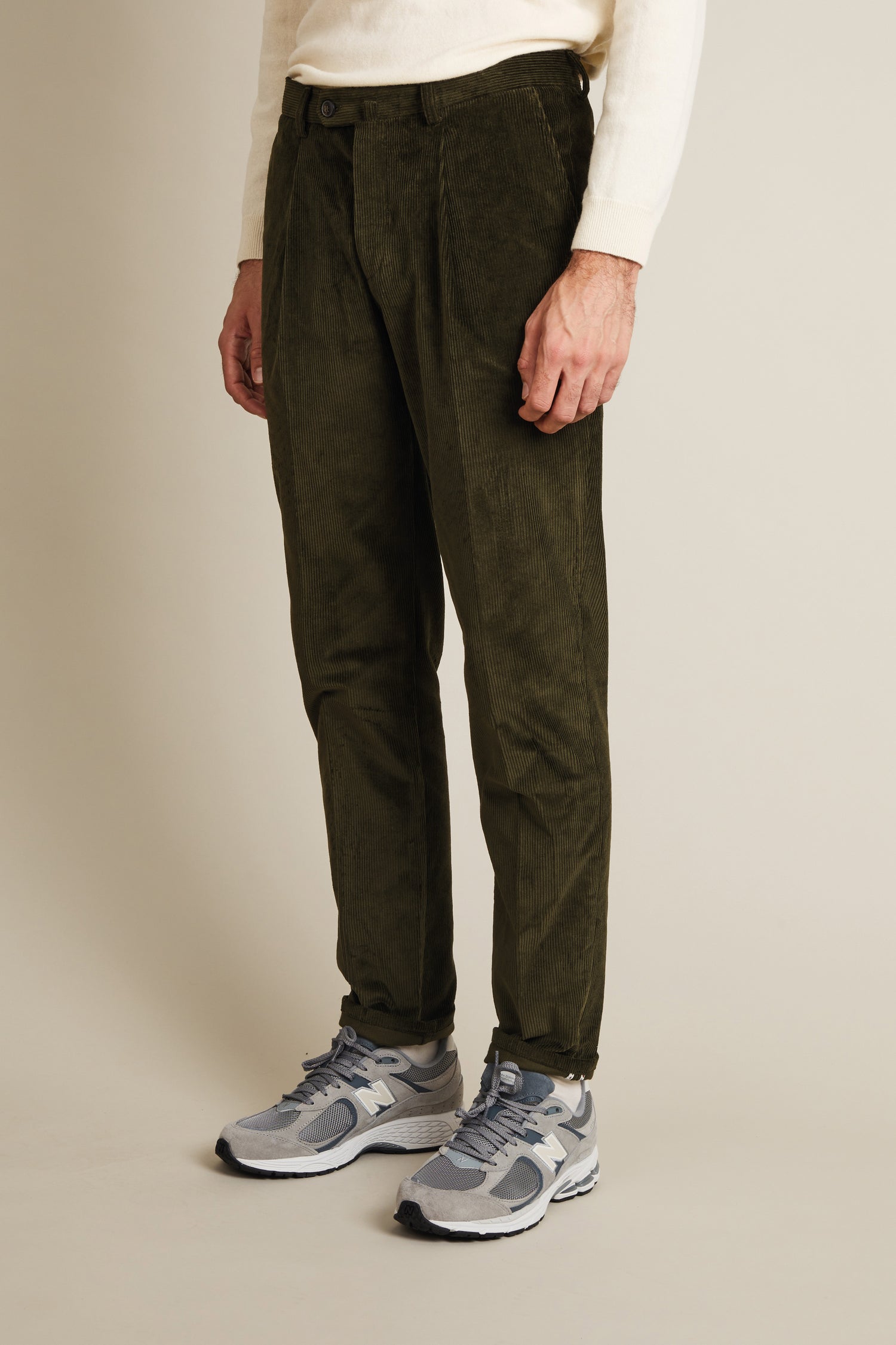 Khaki velvet pleated chinos