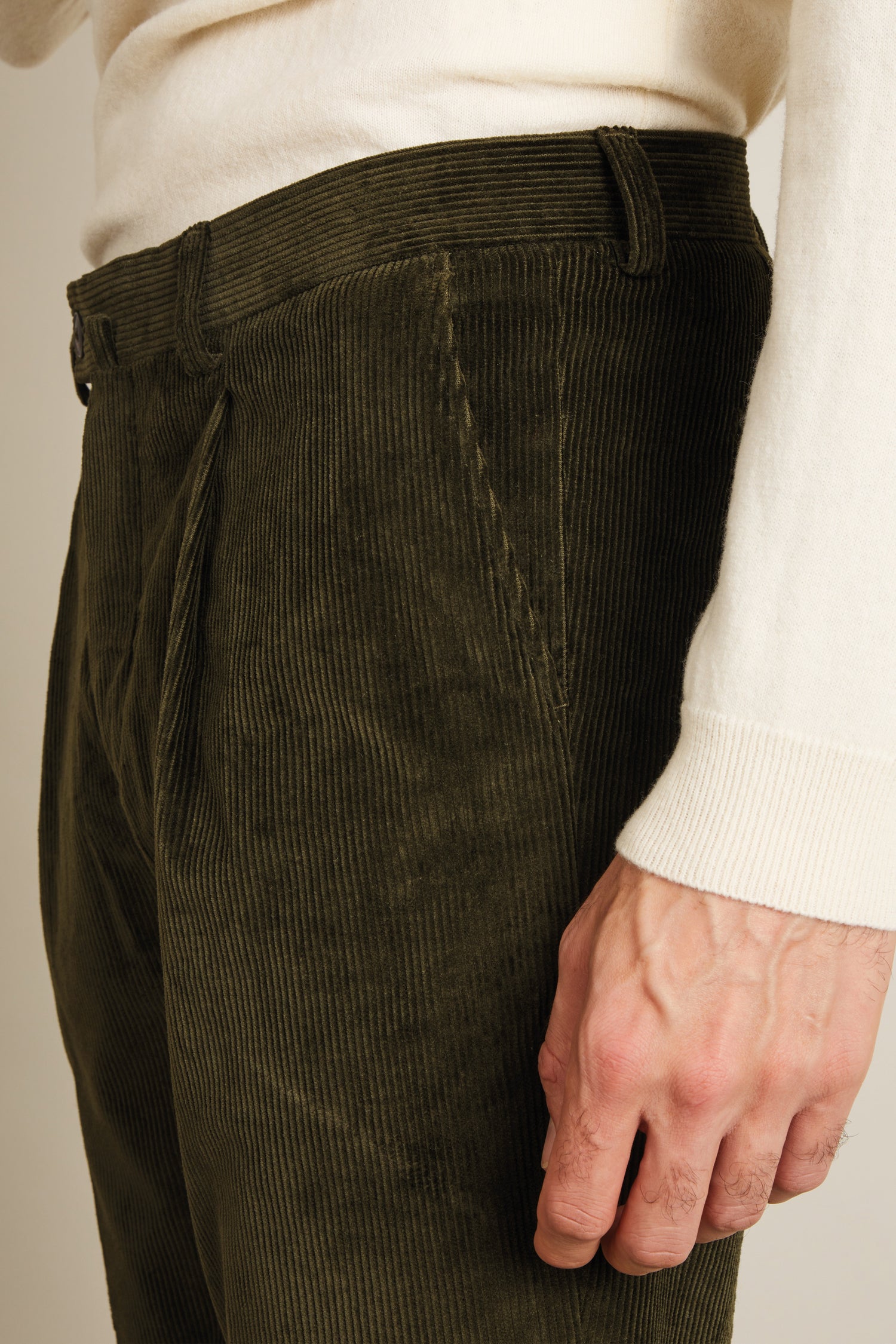Khaki velvet pleated chinos