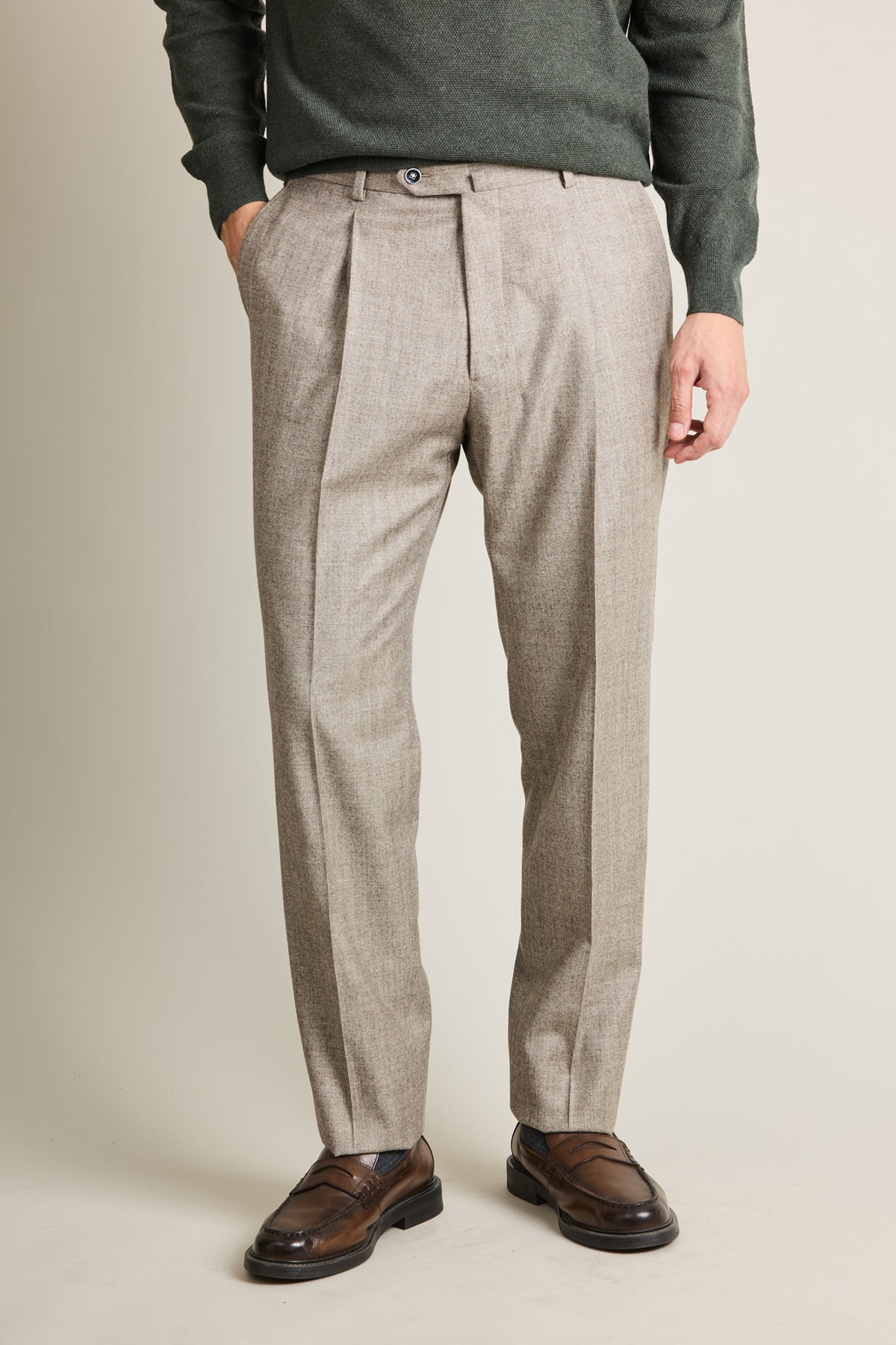 Beige pleated pants
