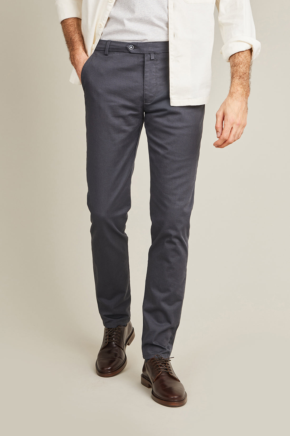 Pantalon au design classique main image 1